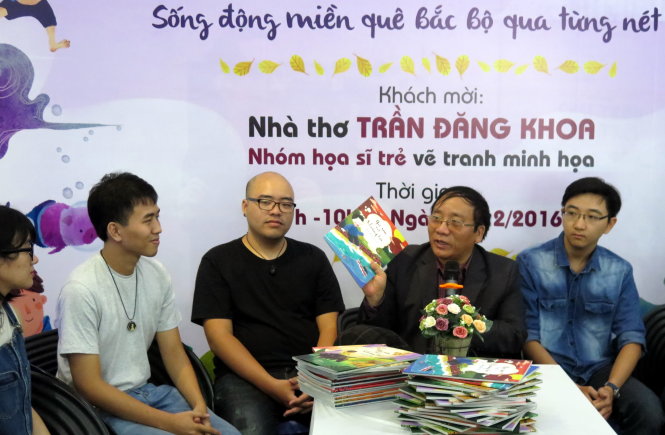 Nhà thơ Trần Đăng Khoa (thứ 2 từ phải) đang cùng các họa sĩ giao lưu với bạn đọc tại buổi ra mắt sách - Ảnh: L.Điền