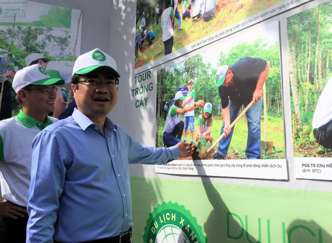 Bí thư Tỉnh ủy Kiên Giang Nguyễn Thanh Nghị thích thú với hình ảnh một gia đình người nước ngoài tham gia trồng cây hưởng ứng Du lịch xanh - Ảnh: N.Triều
