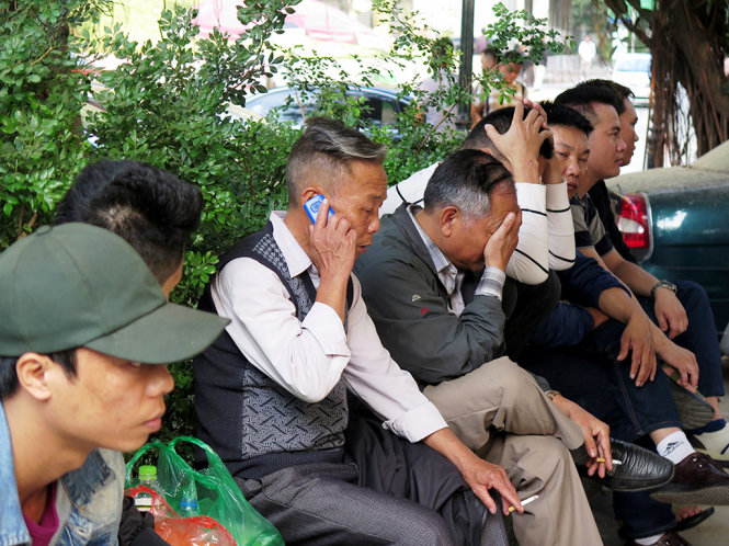 Người nhà đau buồn trước cái chết của anh Hoàng Văn Chấn (34 tuổi, ở Phú Xuyên, Hà Nội) - Ảnh: QUANG THẾ
