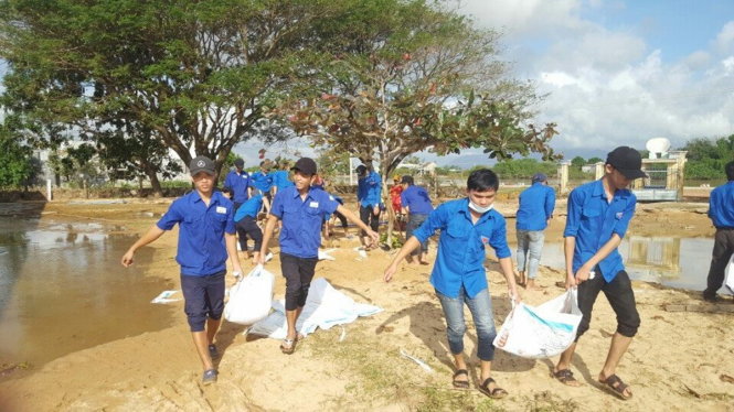 Đoàn viên giúp dọn dẹp sân trường sau lũ tại huyện Tuy Phước (tỉnh Bình Định) -  Ảnh: NHẬT THẢO