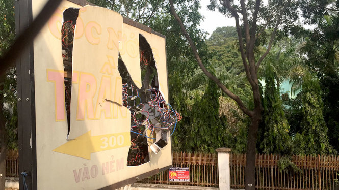 Bảng hiệu của quán ốc ở đường Nguyễn Kiệm bị ném đá hư hỏng - Ảnh: Ngọc Khải