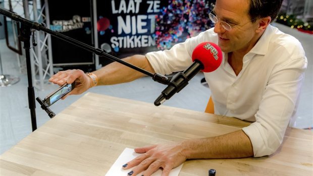 Thủ tướng Hà Lan Mark Rutte cũng sơn móng tay và còn chụp selfie để khuyến khích người khác cùng tham gia - Ảnh: Twitter