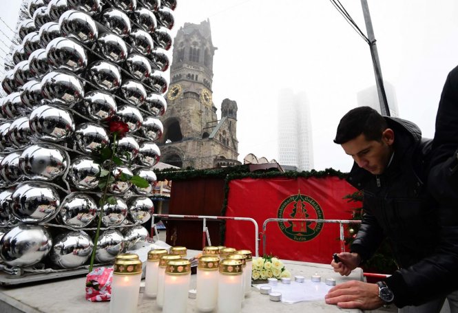 Người dân đến đốt nến tưởng niệm các nạn nhân khủng bố tại thủ đô Berlin - Ảnh: AFP