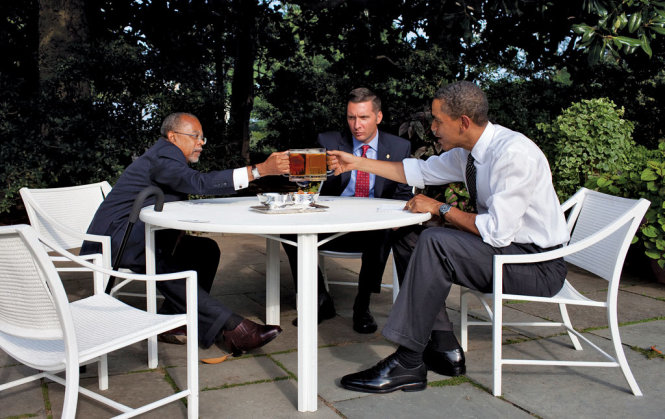 Henry Louis Gates, Jr. (left), Sgt. James Crowley (centre), and Pres. Barack Obama at the “beer summit” in the Rose Garden at the White House, 2009