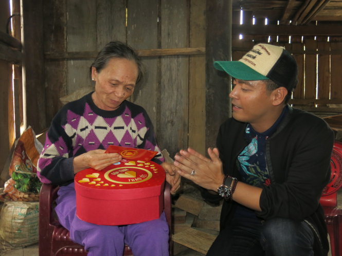 MC Phan Anh trao quà cho hộ gia đình đặc biệt khó khăn tại xã Thượng Hóa - Ảnh: XUÂN VƯƠNG