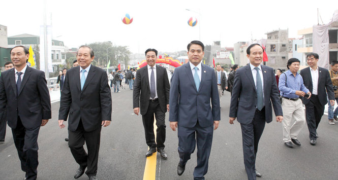 Phó Thủ tướng Trương Hoà Bình, Chủ tịch UBND TP Hà Nội Nguyễn Đức Chung và lãnh đạo các sở ngành thị sát cầu vượt Ô Đông Mác - Nguyễn Khoái 