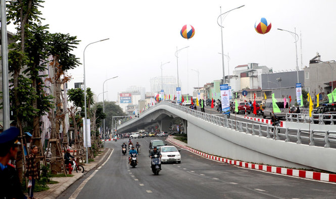 Cầu vượt Ô Đông Mác - Nguyễn Khoái làm bằng kết cấu dầm hộp thép, dài  232,4m - Ảnh: Tuấn Phùng