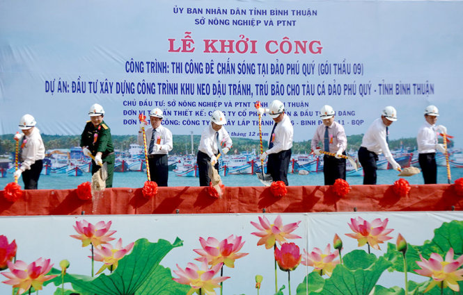 Đại diện Bộ NN&PTNT và UBND tỉnh Bình Thuận tổ chức lễ động thổ khu neo đậu, tránh trú bão tại đảo Phú Quý - Ảnh: ĐỨC TRONG