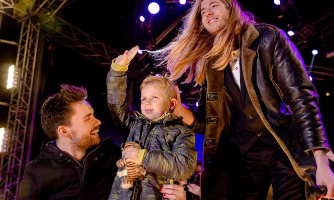 Bé Tijn Kolsteren cùng ngôi sao DJ nổi tiếng của Hà Lan trong sự kiện gây quỹ tại TP Breda (Hà Lan) ngày 24-12 - Ảnh: AFP