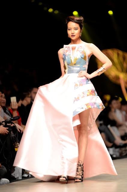 Trình diễn thời trang trong Vietnam International Fashion week xuân - hè - Ảnh: DUYÊN PHAN