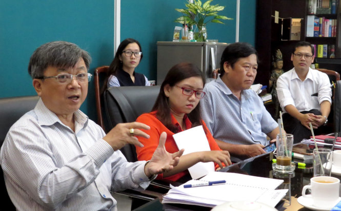 Đại biểu Quốc hội Trương Trọng Nghĩa (bìa trái) gặp gỡ giới xuất bản để nghe kiến nghị bỏ hình sự hóa hoạt động xuất bản - Ảnh: LAM ĐIỀN