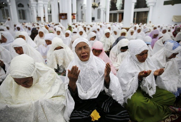 Người dân cầu nguyện cho các nạn tại buổi lễ hồi năm 2014 - Ảnh: Reuters