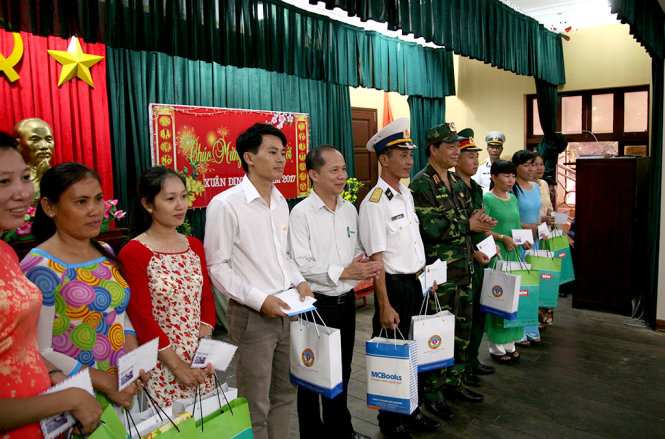 Ông Lê Xuân Trung – Phó Tổng biên tập báo Tuổi Trẻ thăm hỏi và tăng quà Tết cho người dân đảo Trường Sa lớn - Ảnh: VIỄN SỰ