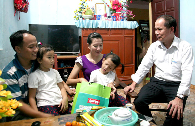 Ông Lê Xuân Trung – Phó Tổng biên tập báo Tuổi Trẻ thăm hỏi và tăng quà Tết cho người dân đảo Trường Sa lớn - Ảnh: VIỄN SỰ