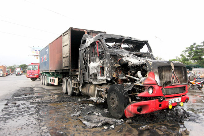Phần đầu cabin của xe container bị lửa thiêu rụi vào chiều 26-12 - Ảnh: TIẾN THẮNG