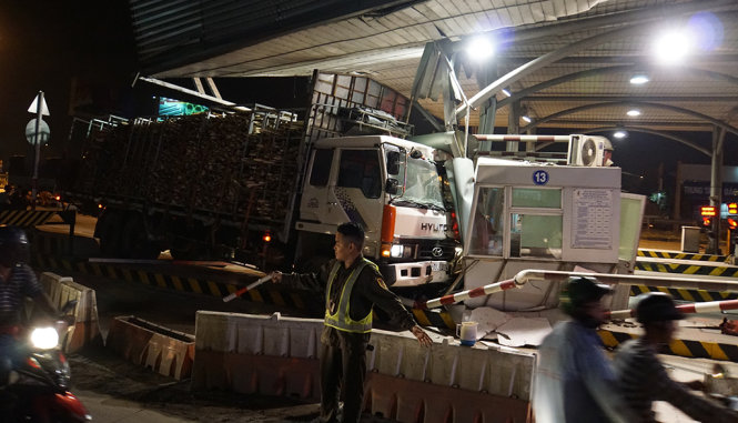 Hiện trường xe tải tông sập trạm thu phí cầu Đồng Nai tối 26-12 - Ảnh: H.Mi