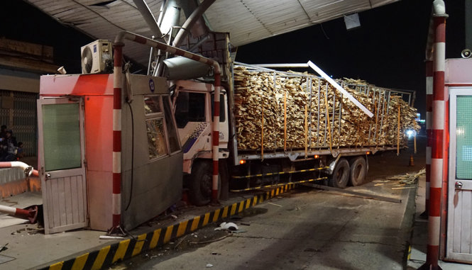 Hiện trường xe tải tông sập trạm thu phí cầu Đồng Nai tối 26-12 - Ảnh: H.Mi