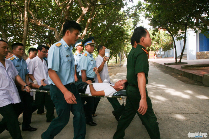 Thiếu tá Nguyễn Văn Lâm được cáng thương từ trạm rada Trường Sa lớn ra máy bay - Ảnh: PHAN ĐẮC