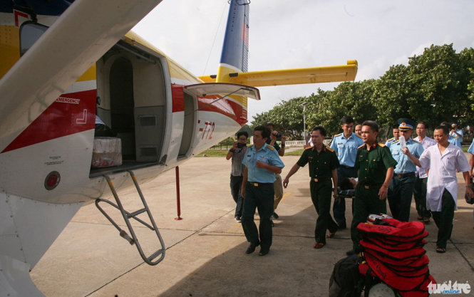 Thiếu tá Nguyễn Văn Lâm được cáng thương từ trạm rada Trường Sa lớn ra máy bay - Ảnh: PHAN ĐẮC