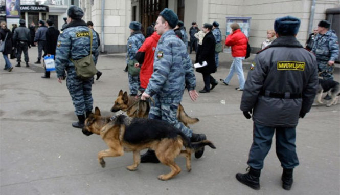 Cảnh sát Nga triển khai chó nghiệp vụ tìm bom ở các ga xe lửa - Ảnh: AP