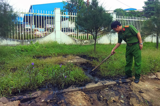 Lực lượng chức năng kiểm tra chất thải bên ngoài khuôn viên Công ty TNHH MTV PAK Việt Nam - Ảnh: Quỳnh Giang