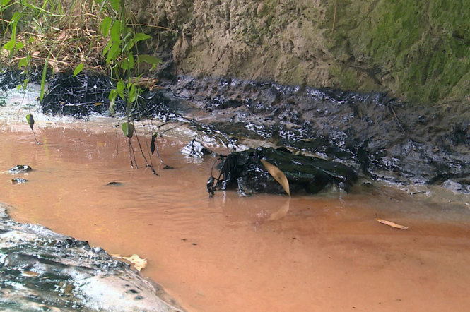 Chất lỏng màu đen bám ở bờ suối Keo - Ảnh: Quỳnh Giang