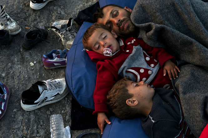 Nhiều gia đình như thế này phải ăn chực nằm chờ để biết được xem họ có được cấp cơ chế tị nạn tại châu Âu không, hay sẽ bị trả lại về Thổ Nhĩ Kỳ theo một thỏa thuận giữa EU và Thổ Nhĩ Kỳ - Ảnh: New York Times