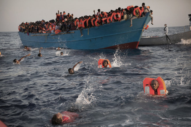 Những người di cư, hầu hết là từ Eritrea, đã nhảy xuống nước khi họ được cứu sống. Các tổ chức phi chính phủ và tàu hải quân Ý đã cứu được khoảng 3.000 người trong ngày 29-8-2016 ở ngoài khơi Sabratha, Libya - Ảnh: AP