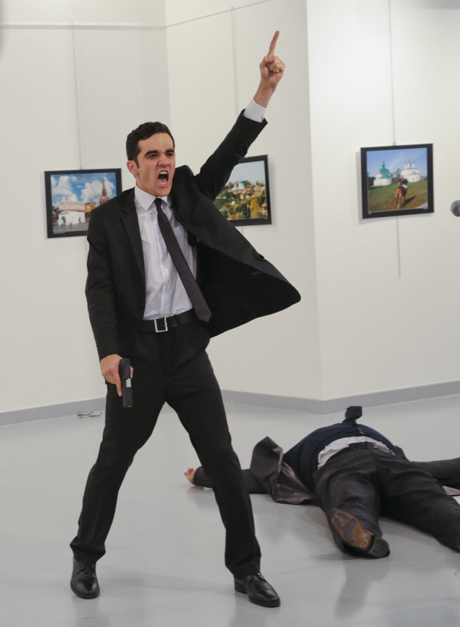 Một tay súng đã ám sát đại sứ Nga tại Thổ Nhĩ Kỳ, ông Andrey G. Karlov, tại một buổi triển lãm nghệ thuật tại Ankara, Thổ Nhĩ Kỳ ngày 19-12-2016 - Ảnh: AP