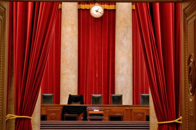 Chiếc ghế của thẩm phán Antonin Scalia được phủ vải đen tại Tòa án tối cao sau khi ông qua đời ngày 13-2-2016 - Ảnh: New York Times