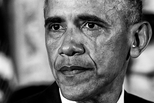 Ngày 5-1-2016, tổng thống Barack Obama đã không cầm được nước mắt khi ông lên án tình trạng bạo lực súng đạn ở Mỹ - Ảnh: New York Times