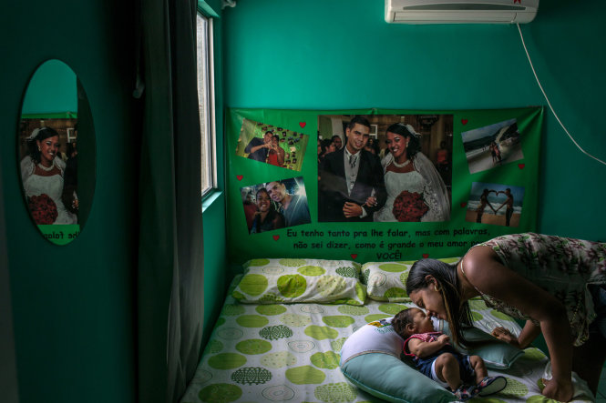 Chị Germana Soares, 24 tuổi bên cậu con trai 2 tháng tuổi Guilherme bị chứng bệnh đầu nhỏ. Năm qua Brazil đã chứng kiến dịch virút Zika do muỗi truyền bùng phát mạnh - Ảnh: New York Times