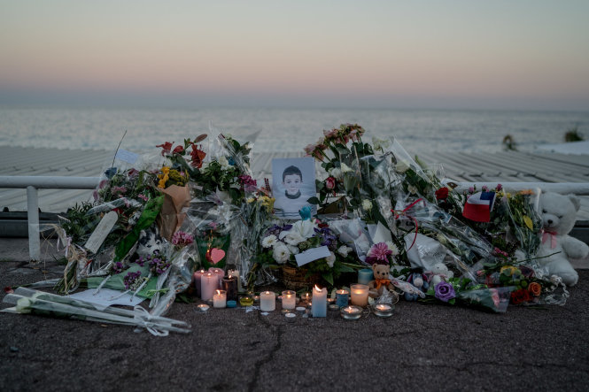Khu tưởng niệm có hình một em bé bị sát hại trong vụ tấn công bằng xe tải vào ngày Quốc khánh Pháp tại thành phố Nice ngày 16-7-2016 - Ảnh: New York Times