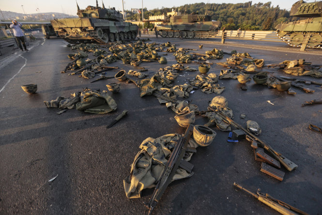 Quân trang và vũ khí bị bỏ lại sau cuộc đảo chính bất thành chống lại tổng thống Thổ Nhĩ Kỳ Recep Tayyip Erdogan tại Istanbul ngày 16-7-2016 - Ảnh: Getty Images