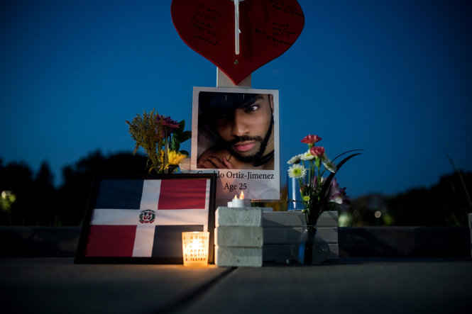 Một khu tưởng niệm nạn nhân bị sát hại trong vụ tấn công khủng bố ở hộp đêm Pulse tại Orlando, Florida. Đây là vụ xả súng đẫm máu nhất trong lịch sử nước Mỹ - Ảnh: New York Times