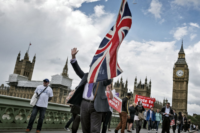Những người tuần hành kêu gọi người dân Anh bỏ phiếu ủng hộ việc rời khỏi EU - Ảnh: New York Times