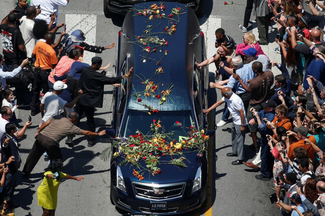 Người dân thương tiếc tiễn biện chiếc xe chở thi hài huyền thoại đấm bốc Muhammad Ali tới nghĩa trang Cave Hill tại quê nhà của ông ở Louisville - Ảnh: Reuters