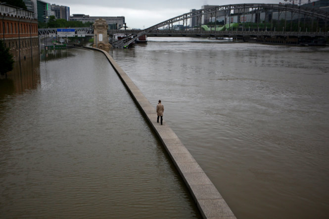 Mưa lớn tại Pháp ngày 3-6-2016 đã khiến mực nước ở sông Seine dâng lên mức cao nhất kể từ năm 1982 - Ảnh: New York Times