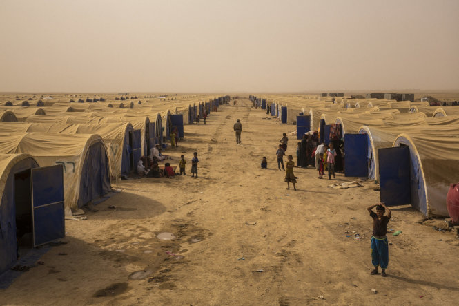 Một khu trại tại Khaldiya, Iraq dành cho những người phải rời bỏ nhà cửa do chiến tranh ở Iraq. Hàng chục ngàn dân thường đã phải bỏ chạy do loạn lạc trong các cuộc chiến của quân đội chính phủ giành lại những phần lãnh thổ bị IS chiếm đóng - Ảnh: New York Times