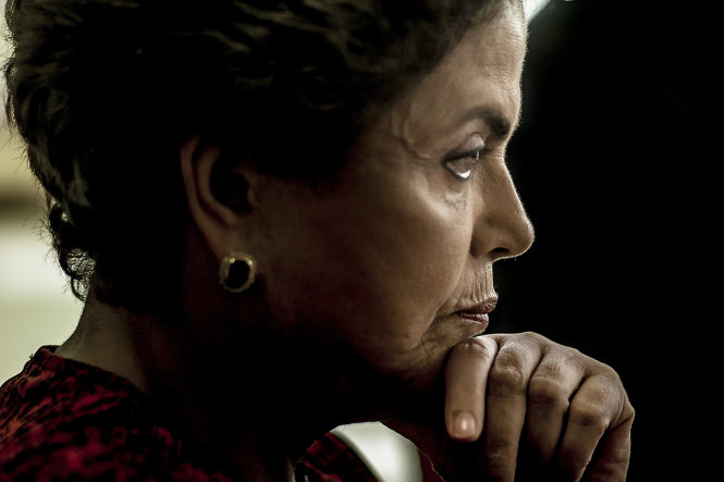 Tổng thống Brazil Dilma Rousseff tại văn phòng làm việc. Sau một cuộc đấu tranh cay đắng, bà bị buộc tội vào cuối tháng 8 và phải rời bỏ quyền lực - Ảnh: New York Times