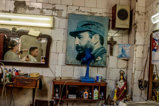 Một cửa hàng làm tóc có treo bức ảnh cựu chủ tịch Cuba Fidel Castro, người đã lãnh đạo Cuba trong gần nửa thê kỷ. Ông Fidel từ trần ngày 25-11 ở tuổi 90 - Ảnh: New York Times