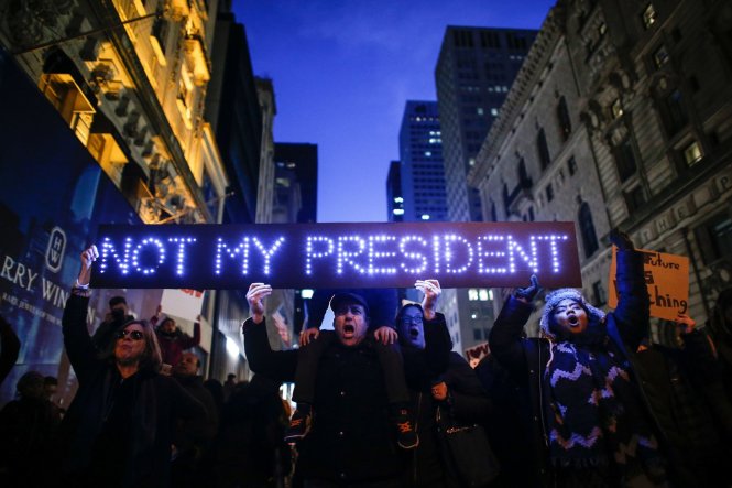 Người dân tụ tập bên ngoài tòa nhà Trump Tower để phản đối việc ông Trump đắc cử - Ảnh: AFP