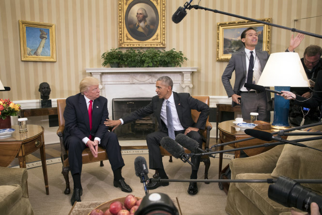 Tổng thống Obama tiếp chuyện tổng thống đắc cử Donald Trump tại phòng Bầu dục của Nhà Trắng - Ảnh: New York Times
