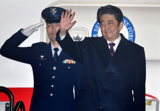 Thủ tướng Nhật Bản Shinzo Abe vẫy tay tạm biệt khi rời sân bay Haneda ở Tokyo để tới Hawaii ngày 26-12-2016 - Ảnh: AFP
