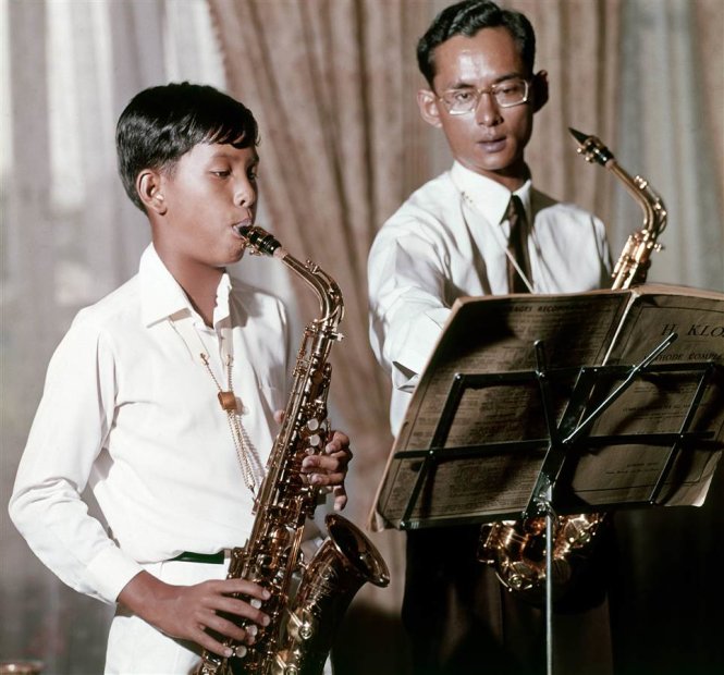 Vua Bhumibol (phải) và Hoàng tử Vajiralongkorn chơi kèn saxophone năm 1965. Nhà vua là một nghệ sĩ - nhà sáng tác nhạc jazz xuất sắc - Ảnh: Hoàng gia Thái