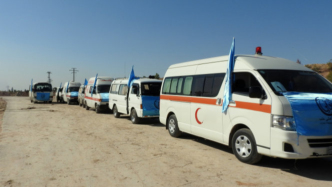 10 xe cứu thương chờ ở giao lộ Castello ngày 4-11-2016 để chữa trị cho bất cứ ai đi qua hành lang nhân đạo do chính phủ Syria và Nga thiết lập, kể cả cho các tay súng đã hạ vũ khí. Ảnh: Eva Bartlett