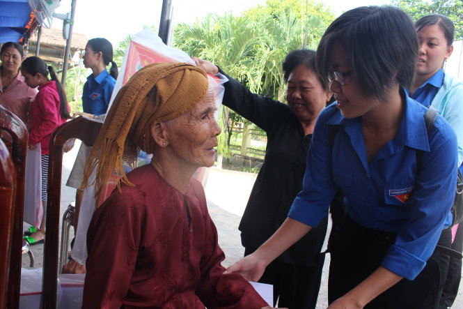 Các bạn trẻ thăm hỏi các mẹ Việt Nam anh hùng và gia đình có công nuôi giấu cán bộ Ảnh Thanh Đức