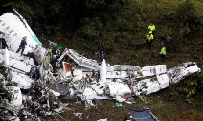 Hiện trường vụ tai nạn máy bay của hãng hàng không LaMia - Ảnh: Reuters