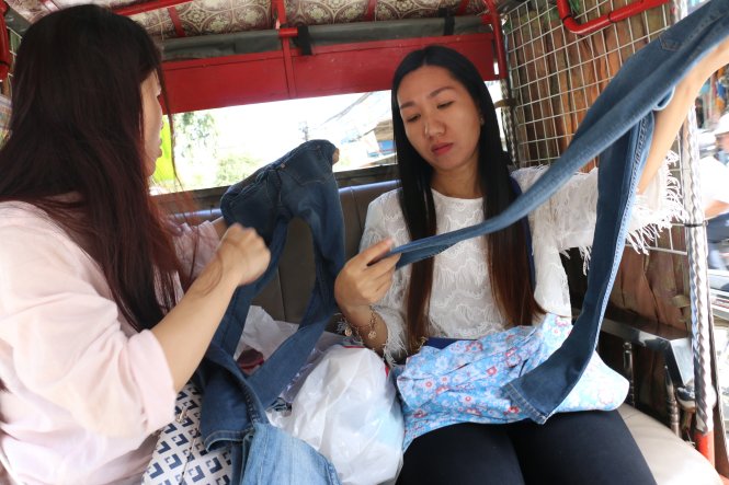 Chị Hoàng Thúc Trinh (trái) ngồi xe Tuk Tuk đi lấy hàng ở Phnom Penh-Ảnh: YẾN TRINH