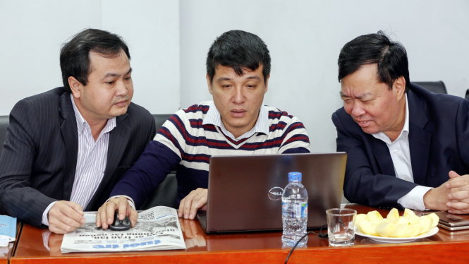 Ông Tống Văn Lai (bìa phải) và ông Nguyễn Duy Cường (bìa trái) trả lời câu hỏi của bạn đọc Tuổi Trẻ - Ảnh: Việt Dũng